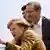 Bundeskanzlerin Angela Merkel (CDU) schaut am Samstag (29.05.2010) gemeinsam mit Brandenburgs Ministerpräsident Matthias Platzeck (SPD) in Frankfurt (Oder) auf das Hochwasser des deutsch-polnischen Grenzflusses Oder. (Foto: dpa)