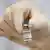 Рука в гумовій рукавичці тримає ампулу з російською вакциною від коронавірусу "Спутник V"