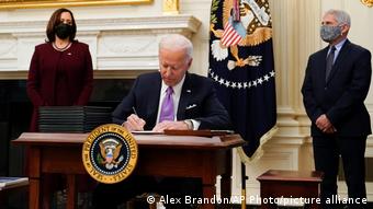 USA Washington | Joe Biden unterschreibt Executive Orders zum Coronavirus