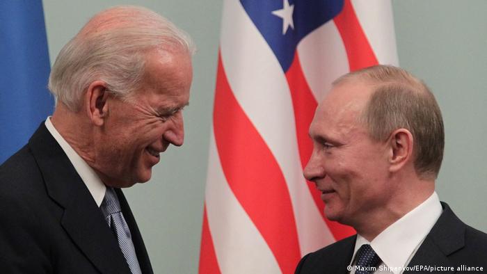Joe BIden (l.) then US vice president and Vladimir Putin, then Russian prime minister in Moscow
