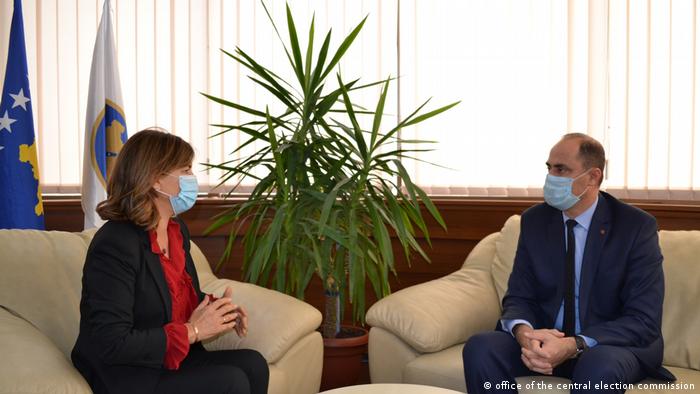 Valdete Daka mit dem Botschafter des QUINT-Landes im Kosovo und dem Direktor der Kosovo-Polizei