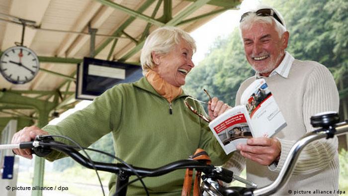 دوچرخه‌سواری تنها مختص جوانان نیست. سالمندان آلمانی با آغاز فصل بهار با ترکیب دوچرخه‌سواری و استفاده از قطار سفرهای چند روزه انجام می‌دهند. اگر این روزها به دوچرخه‌های سالمندان دقت کنید می‌بینید که بیشتر آن‌ها با دوچرخه‌های الکتریکی که البته گران‌تر هم هستند در راهند. دوچرخه‌های الکتریکی تحرک بیشتری به سالمندان بخشیده‌اند.