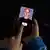 Auf dieser Fotoillustration ist eine virtuelle Freundin auf dem Bildschirm eines Smartphones zu sehen.