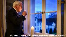 Deutschland Bundespräsident Steinmeier ruft dazu auf mit Kerzen der Corona-Opfer zu gedenken
