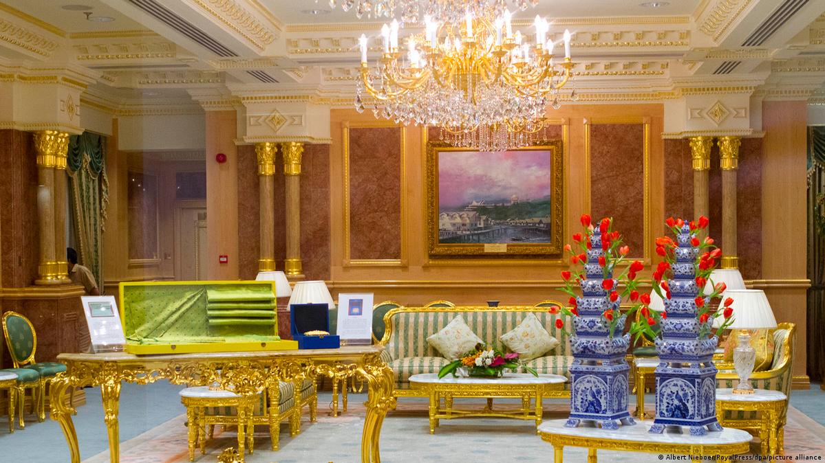 В столицата на Бруней се издига най-големият дворец в света: "Истана Нурул Иман". Дворецът служи като жилище и работно място на султана на Бруней. Общо 1800 помещения са разположени на жилищна площ от 200 000 квадратни метра. Обитателите и гостите на двореца разполагат с 18 асансьора и 250 бани. А дворцовата джамия е увенчана от позлатен купол. Смята се, че дворецът е струвал малко по-евтино от Путиновия: "само" 1 милиард долара.