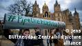 Mitglieder der Bewegung Fridays for Future protestieren mit einer symbolischen Rohrleitung mit der Aufschrift Pipeline in die Krise vor den Landtagssitz im Schweriner Schloss gegen den Weiterbau der Gaspipeline Nord Stream 2. Die Klimaschutz-Initiative bekräftigt ihre Forderung nach einer Abkehr von fossilen Energieträgern. Auslöser der Aktion waren jüngste Beschlüsse von Regierung und Landtag Mecklenburg Vorpommerns zur Gründung einer landeseigenen Umweltstiftung zur Absicherung der Fertigstellung von Nord Stream 2. +++ dpa-Bildfunk +++