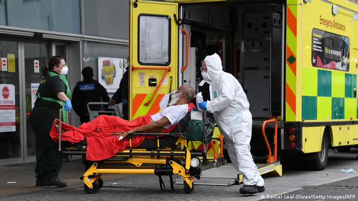 UK Corona-Pandemie | Anlieferung Krankenhaus