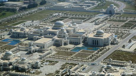 Забранения град в самото сърце на Абу Даби: така можем да наречем двореца Каср Ал Уатан, който се шири на цели 380 000 квадратни метра. Там е резиденцията на правителството, а президентът и престолонаследникът разполагат със свои помещения, където приемат официални гости. Палатът, построен през 2015 година, смайва с позлатените си врати, с мраморните стени и с пъстроцветните мозайки. 