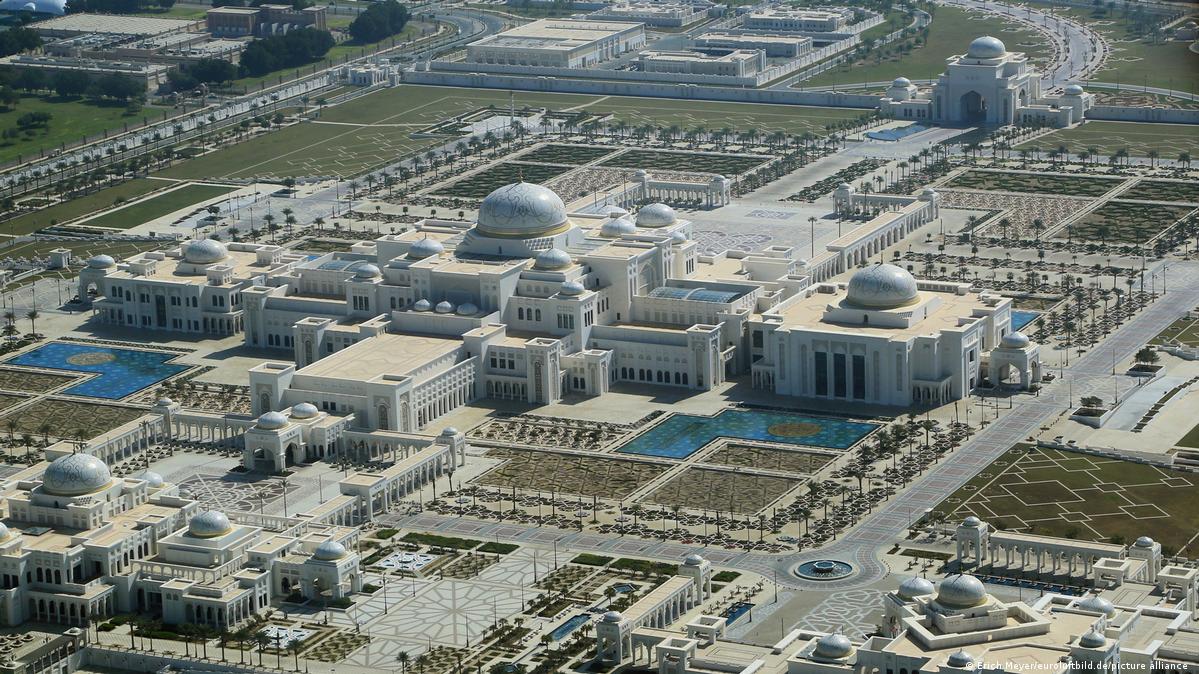 "Забранения град" в самото сърце на Абу Даби: така можем да наречем двореца "Каср Ал Уатан", който се шири на цели 380 000 квадратни метра. Там е резиденцията на правителството, а президентът и престолонаследникът разполагат със свои помещения, където приемат официални гости. Палатът, построен през 2015 година, смайва с позлатените си врати, с мраморните стени и с пъстроцветните мозайки. 