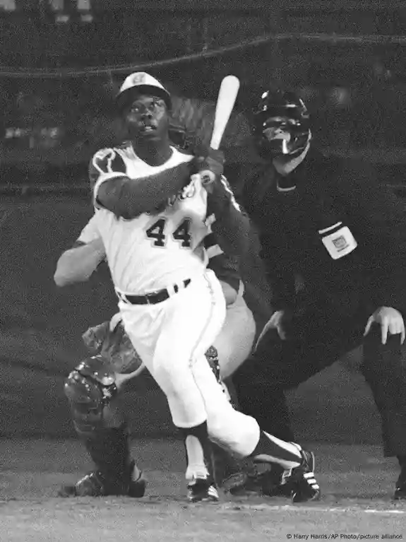 Legendary baseball player Hank Aaron dead at 86 - National