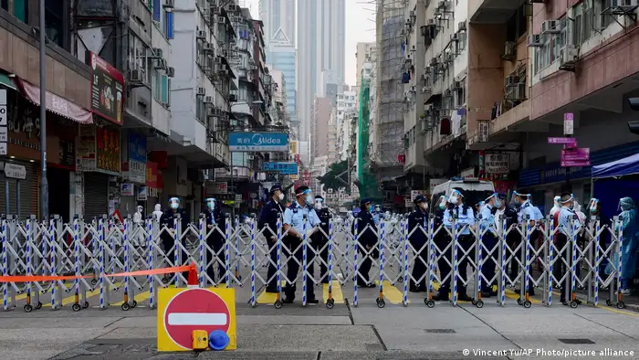 今年1月，香港感染病例数量突然激增。香港政府努力想控制住新一波疫情。