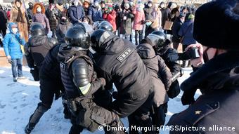 Силовики задерживают участников акции в поддержку Навального в Хабаровске 23 января