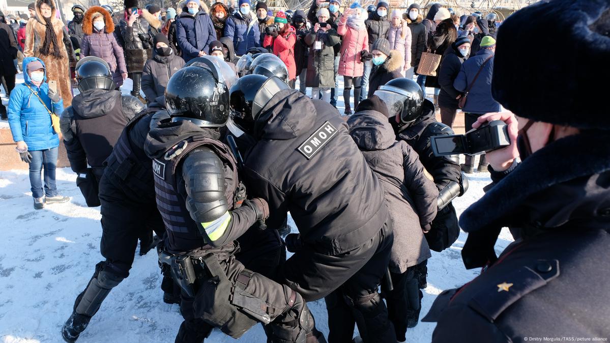 Протесты в Хабаровске: омоновцы бьют - демонстранты поют – DW – 13.02.2021