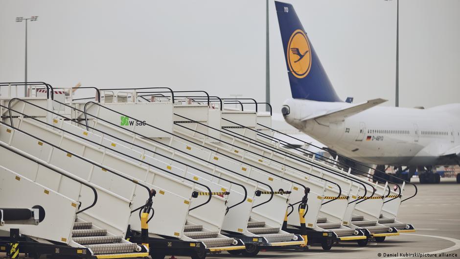 Germany considers halting all air travel because of to coronavirus mutations | News | DW