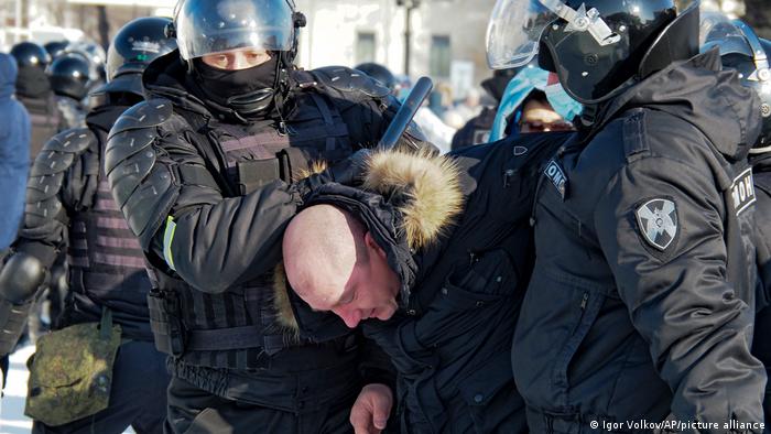 Силовики затримують мирних протестувальників у Хабаровську
