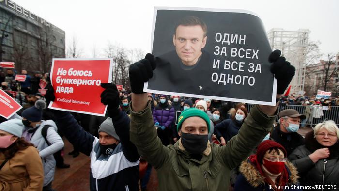 Учасники масової акції протесту в Москві з плакатами на підтримку Олексія Навального