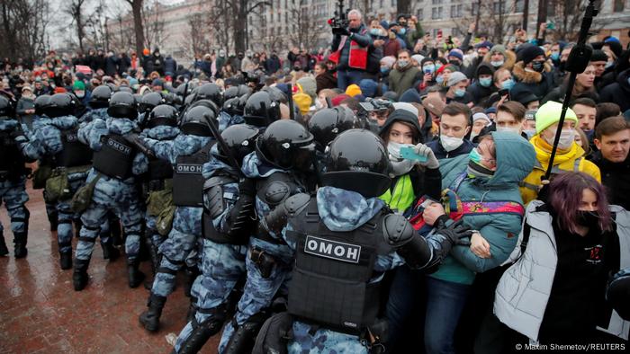 Forţele de ordine ruse încercând să împingă manifestanţii