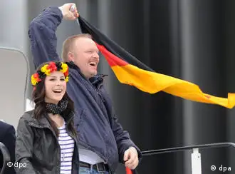 5月30日下午，欧洲歌唱大赛的冠军——德国女歌手Lena Meyer-Landrut 及她的伯乐也是脱口秀电视节目主持人Stefan Raab 抵达Lena的家乡汉诺威机场
