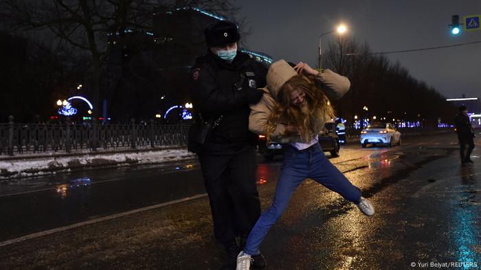 Protestatară luată pe sus 