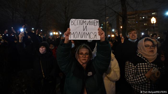 Moscova: femeie afişând o hârtie cu mesajul ţinem minte şi ne rugăm