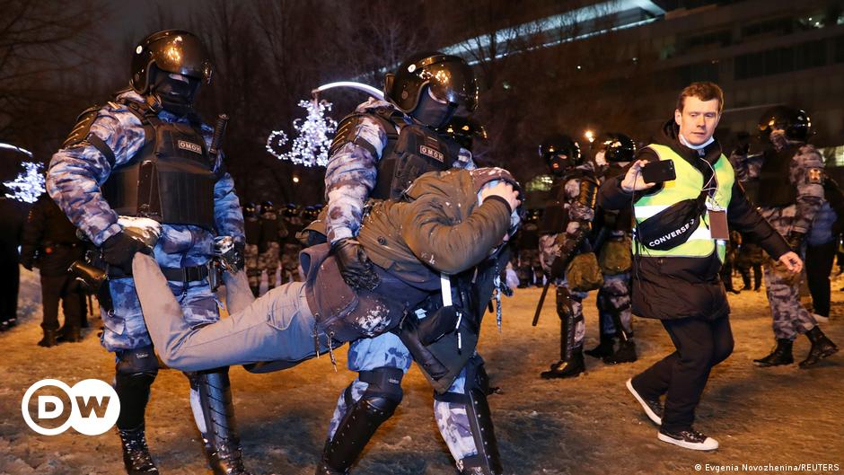 Russia: Police detain thousands at pro-Navalny protests | DW | 23.01.2021