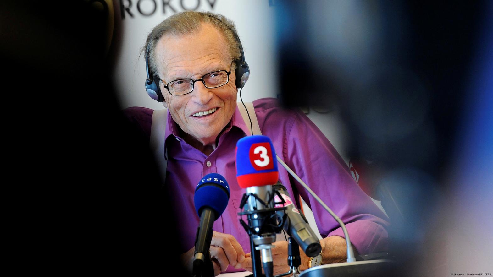 Tributes pour in for legendary talk show host Larry King