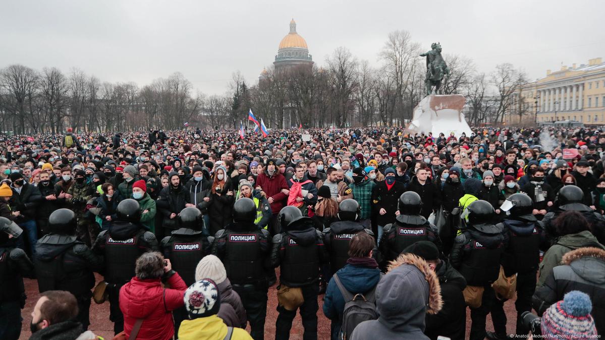 В Петербурге демонстранты не уместились на Сенатской площади – DW –  24.01.2021