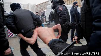 Αστυνομικοί συλλαμβάνουν οπαδό του Ναβάλνι στη Μόσχα
