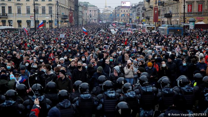 Multidão em protesto em São Petersburgo