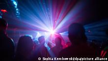 Menschen tanzen in einem Club. Berliner Clubs sehen wegen der Ausbreitung des Coronavirus ihre Existenz bedroht. (zu Coronavirus - Verband befürchtet Aus für Berliner Clubs) +++ dpa-Bildfunk +++