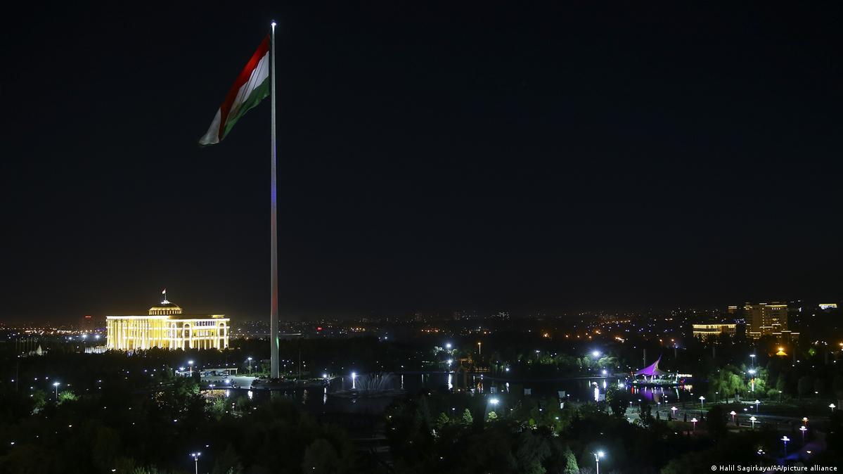 В Таджикистан също си имат Бял дом - това е официалната резиденция на президента на страната. Дворецът се издига в столицата Душанбе, а най-голямата му забележителност е гигантският пилон, на който се вее държавното знаме. Пилонът е висок цели 165 метра - втори по височина в цял свят.