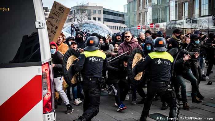 Coronavirus: Dutch COVID curfew protests turn violent | News | DW | 24.01.2021