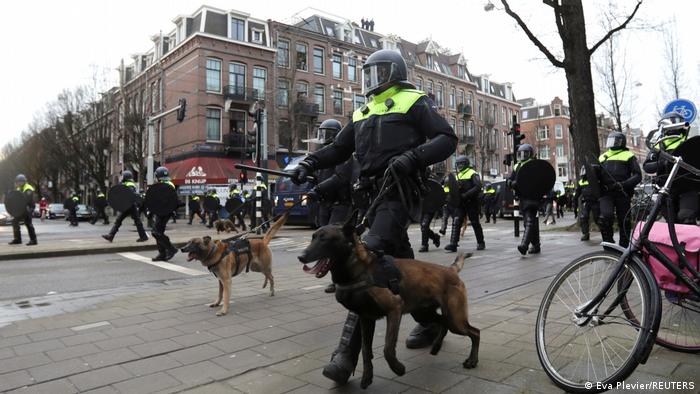 Coronavirus: Dutch COVID curfew protests turn violent | News | DW |  24.01.2021
