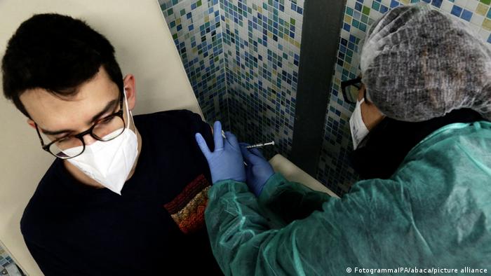 Italien Baggiovara | Coronakrise: Freiwillige und medizinische Angestellte werden geimpft