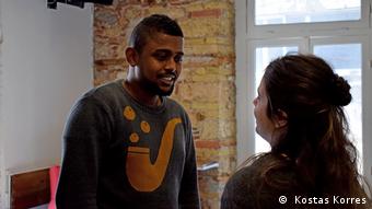 Μέσω του Solomon έρχονται κοντά πρόσφυγες, μετανάστες και ντόπιοι με σκοπό την έκδοση ενός ηλεκτρονικού περιοδικού για μεταναστευτικά ζητήματα