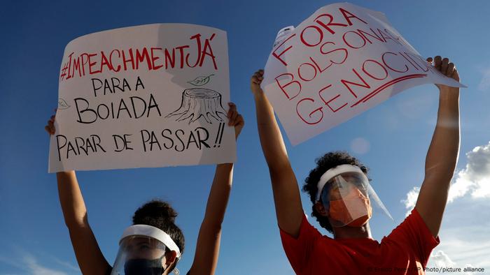 Manifestantes com cartazes pedindo impeachment de Bolsonaro 