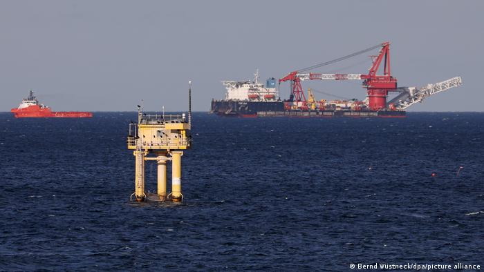 Der russische Rohrverlege-Schiff Fortuna (rechts) liegt in der Ostsee vor Rostock auf Reede (21.01.2021)