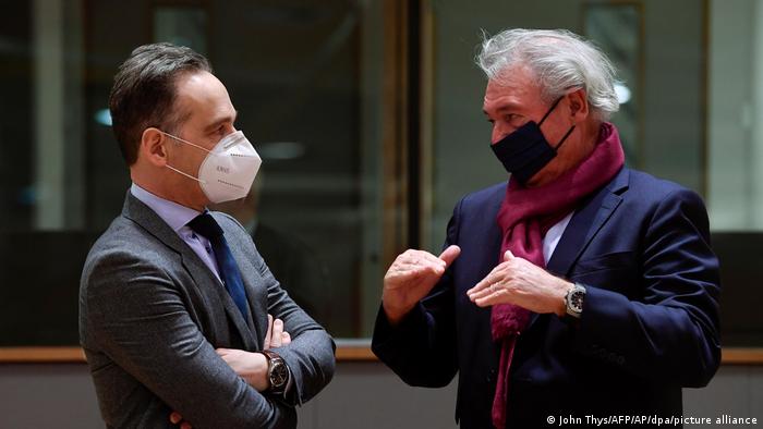 Хайко Мас (слева) и Жан Ассельборн (справа) обсуждают ситуацию в России на встрече в Брюсселе 