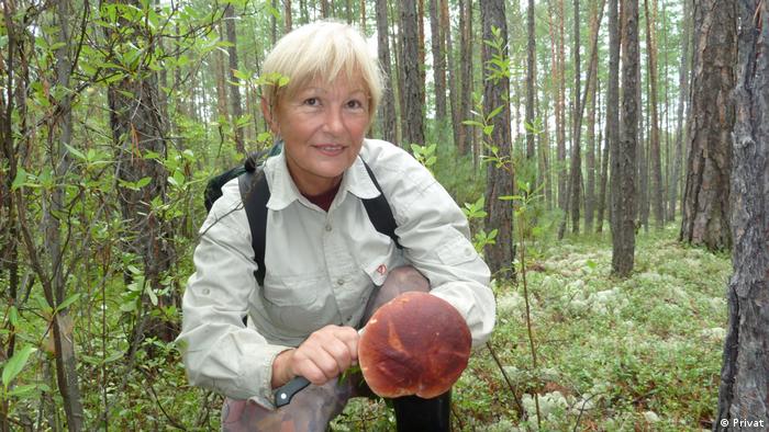 Карин Хас събира гъби в гората