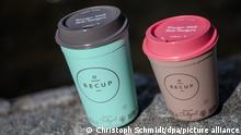 07/10/2019 In der Stuttgarter Innenstadt wird das «Recup» Mehrweg-Pfandsystem vorgestellt. Nach einer aktuellen Studie des Umweltbundesamtes verbrauchen die Menschen in Deutschland pro Jahr etwa 2,8 Milliarden Einwegbecher für Heißgetränke - das Recup Pfandsystem soll den Verbrauch deutlich reduzieren. (zu dpa: «Neuer Pfandbecher gegen Stuttgarts Coffee-to-go-Müllberg») +++ dpa-Bildfunk +++