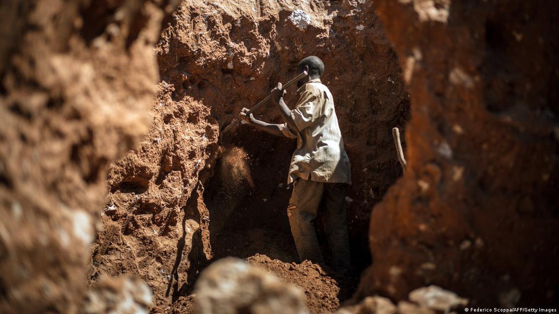Mineiro trabalhando sob a terra no Congo