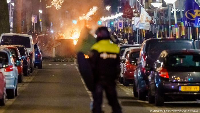 Netherlands Another Night Of Riots Over Coronavirus Curfew News Dw 26 01 2021