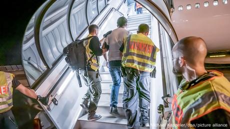 Spiegel: 14 πρόσφυγες επέστρεψαν εθελοντικά στην Ελλάδα