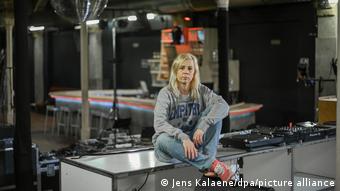 Η Πάμελα Σόμπες στο κλαμπ Γκρέτχεν