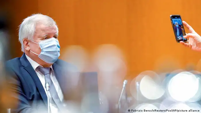 Innenminister Horst Seehofer mit Maske