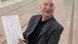 Georg Baselitz in grauem Sakko zeigt Selbstporträt-Bleistiftzeichnung in die Kamera. Georg Baselitz in grauem Sakko zeigt Selbstporträt-Bleistiftzeichnung in die Kamera.