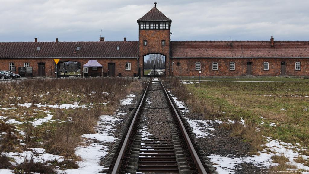 Antisemitic Graffiti Found At Auschwitz Birkenau News Dw 05 10 21