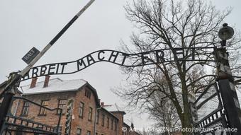 Inscrição O trabalho liberta na entrada do antigo campo de concentração de Auschwitz