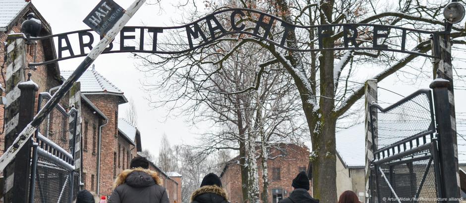 Portão de entrada do antigo campo de extermínio de Auschwitz com a inscrição 