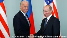 ARCHIV - 10.03.2011, Russland, Moskau: Der damalige US-Vizepräsident Joe Biden (l) gibt dem russischen Präsident Wladimir Putin die Hand. (zu dpa: «Kreml: Putin und Biden einig über Abrüstungsvertrag») Foto: Alexander Zemlianichenko/AP/dpa +++ dpa-Bildfunk +++